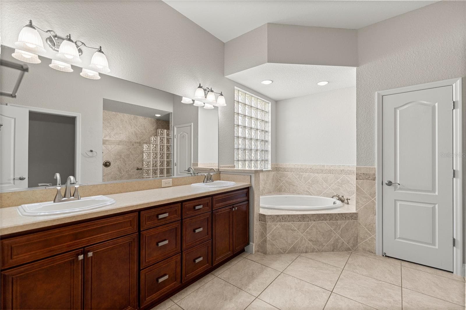 Master bathroom Dual Vanities. - 1126 MIONA SHORES DR, THE VILLAGES