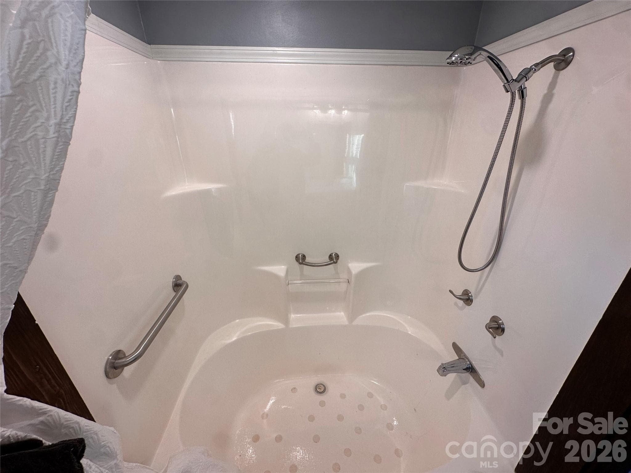 Large Bath Tub w/ Grab Rails - Morganton