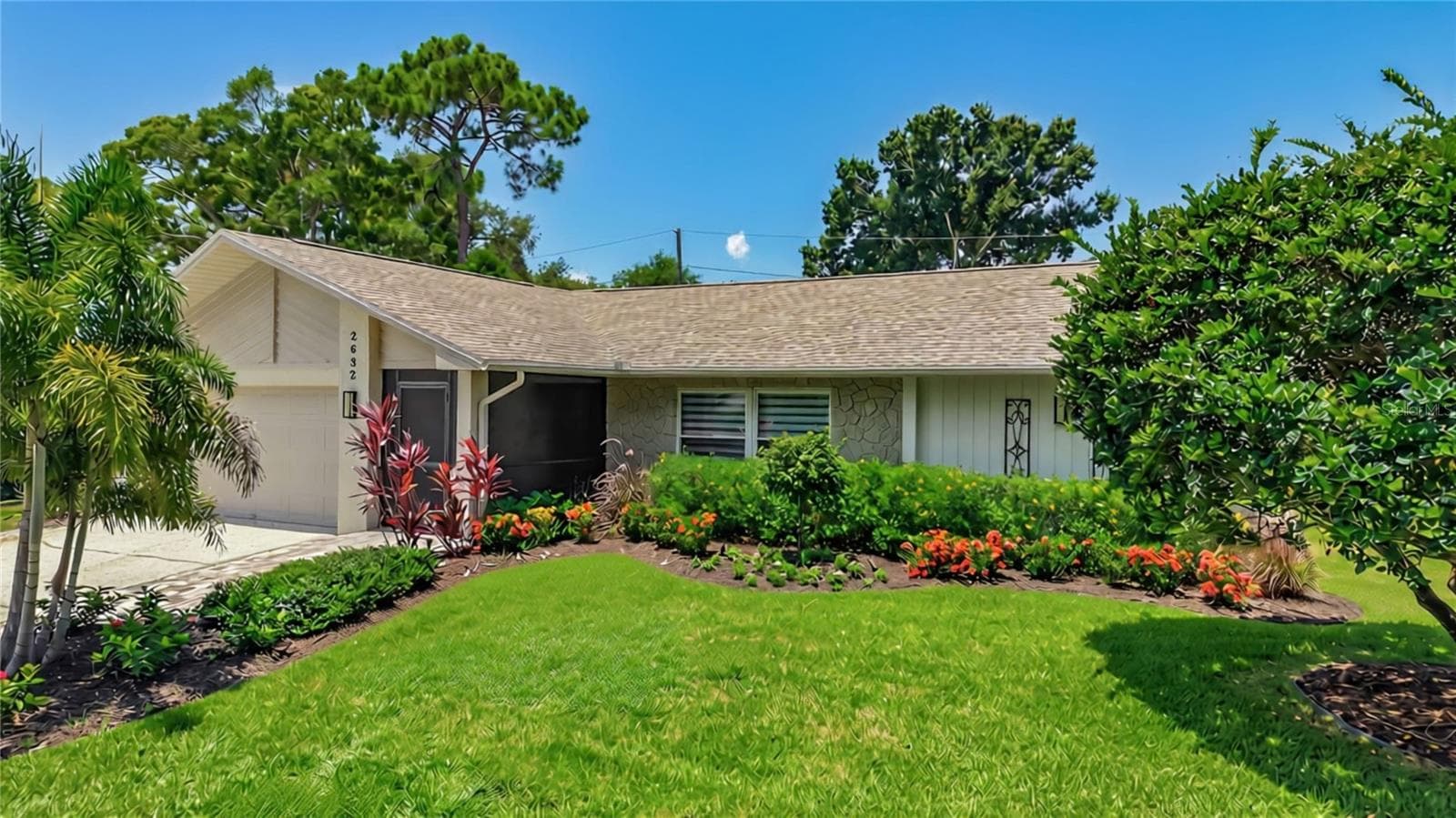 Beautiful Landscaping - 2632 CAMILLE DR, PALM HARBOR