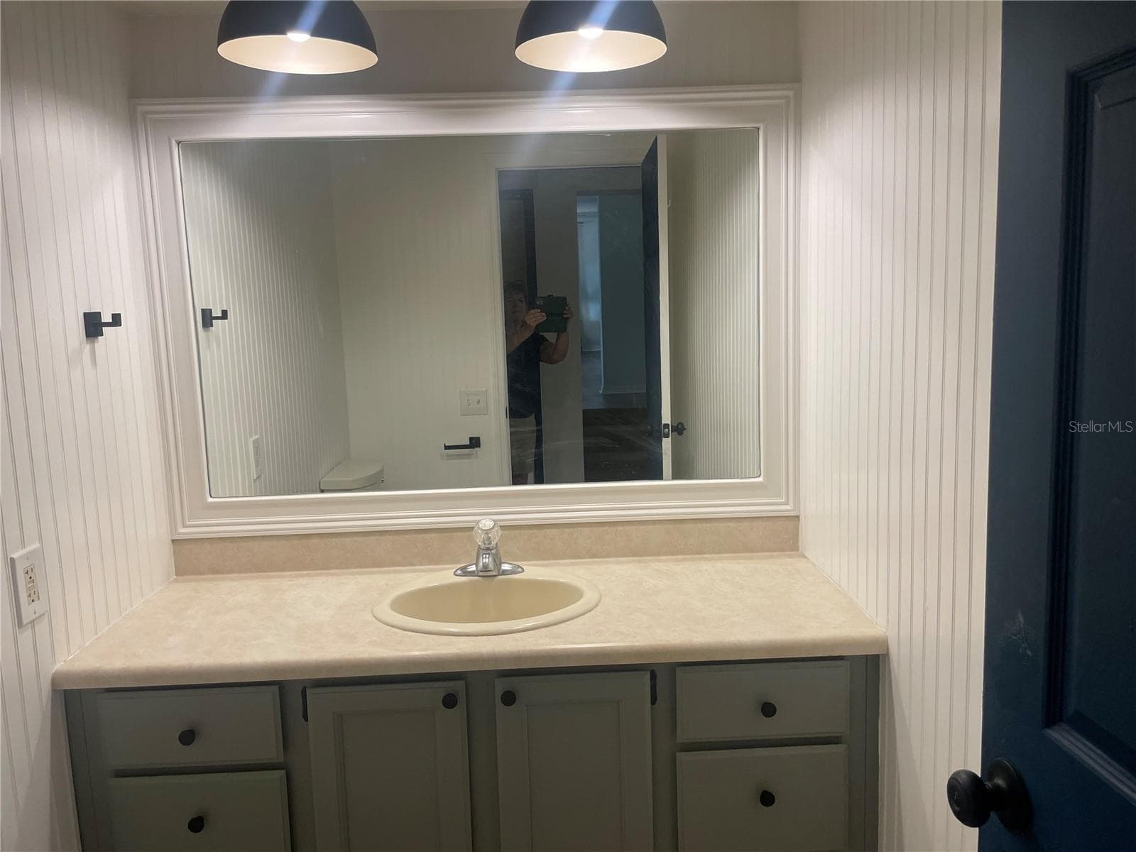 hall bath - 1304 TREETOP DR, PALM HARBOR