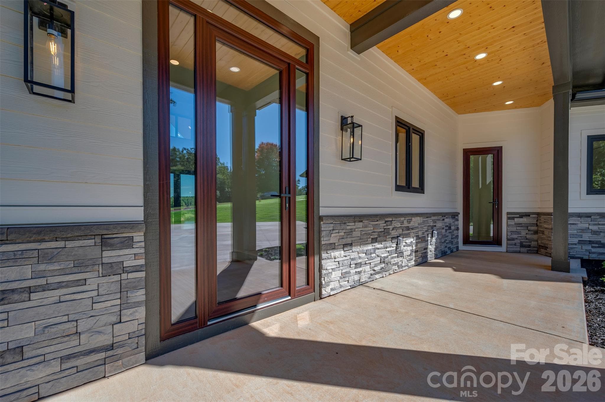 Single Family Residence at 438 Mapleton Lane, Columbus, photo 5 of 47
