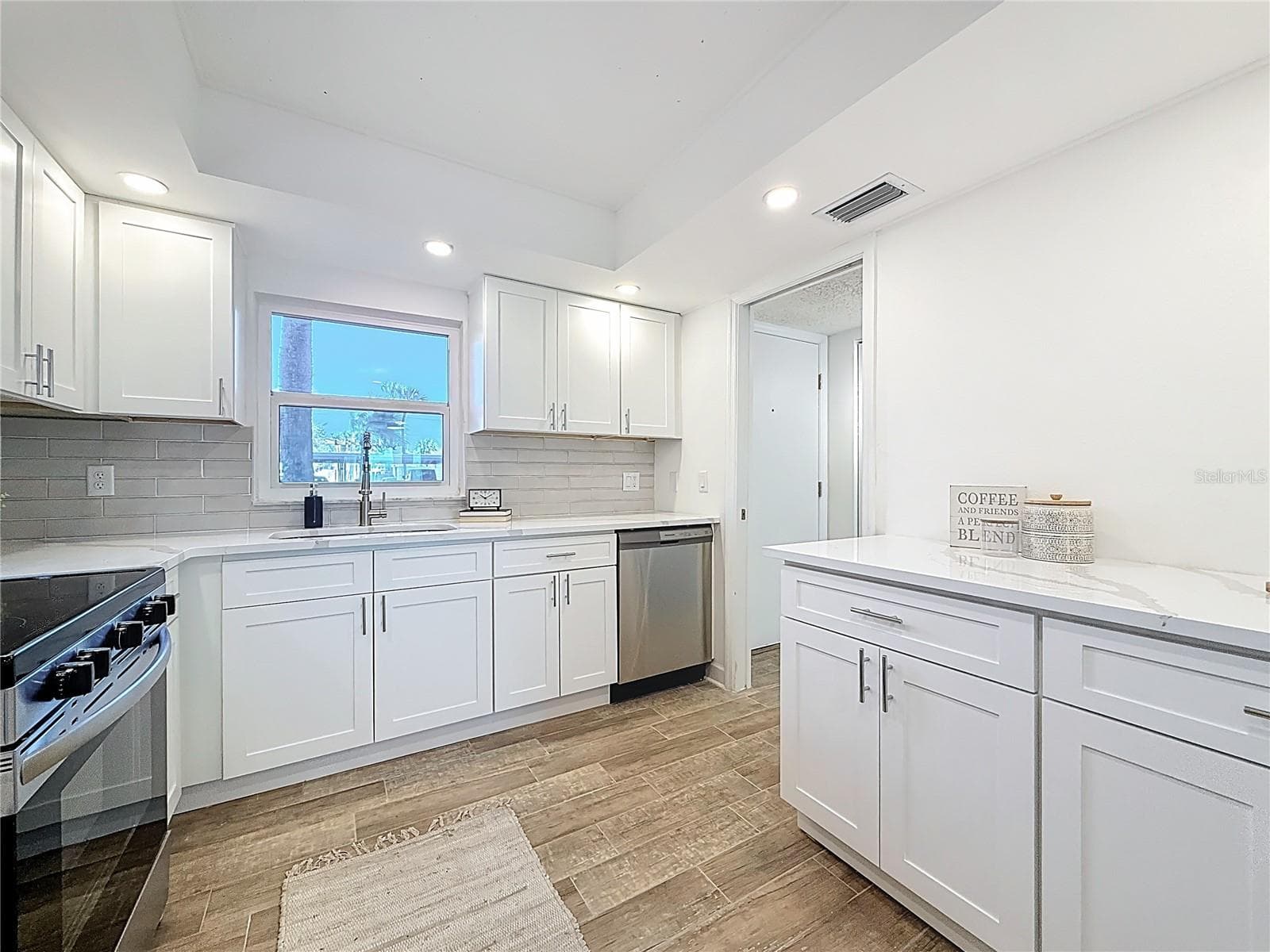 Condominium at 4550 COVE CIR #106, ST PETERSBURG, photo 7 of 34