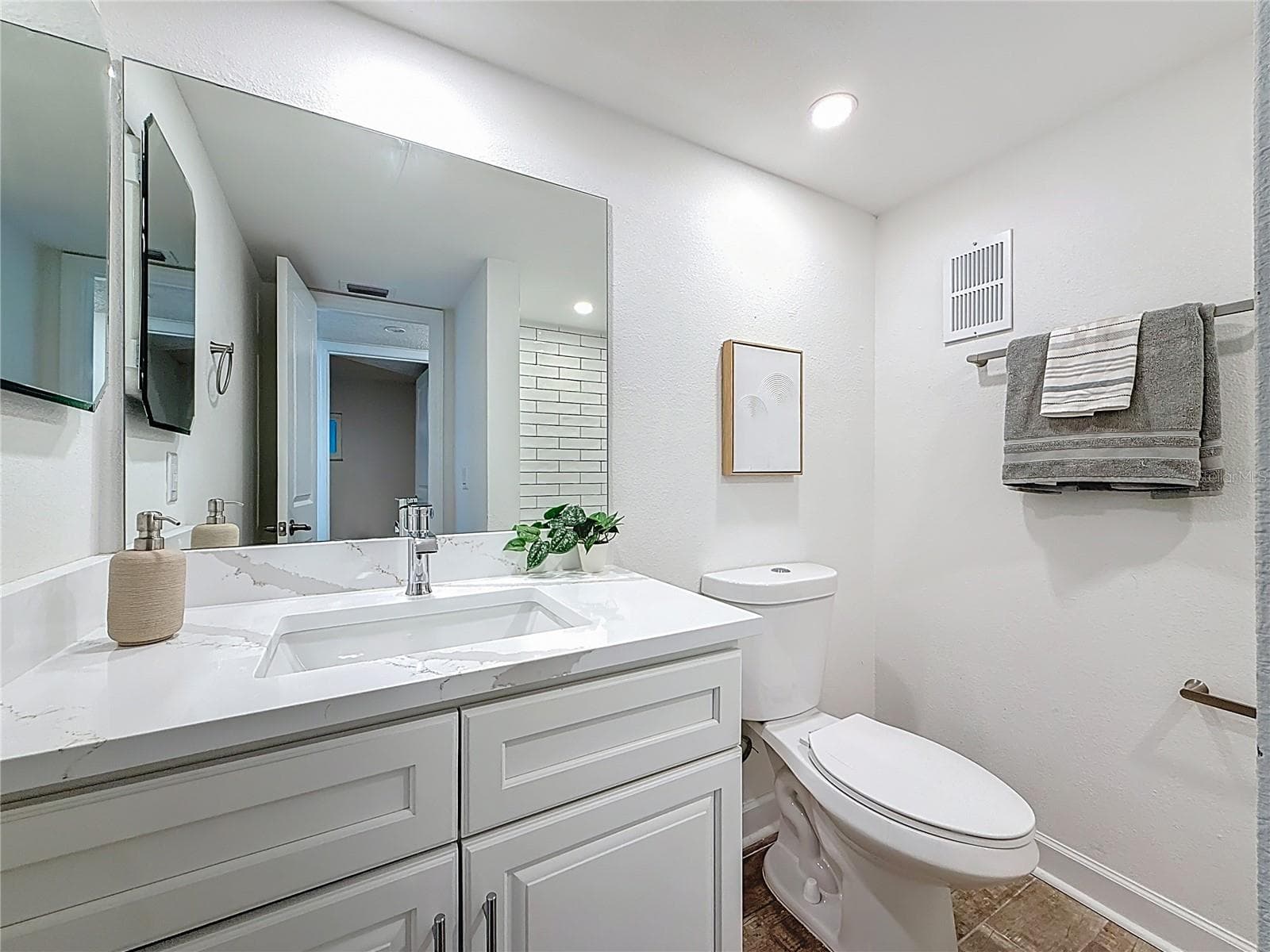 Condominium at 4550 COVE CIR #106, ST PETERSBURG, photo 18 of 34