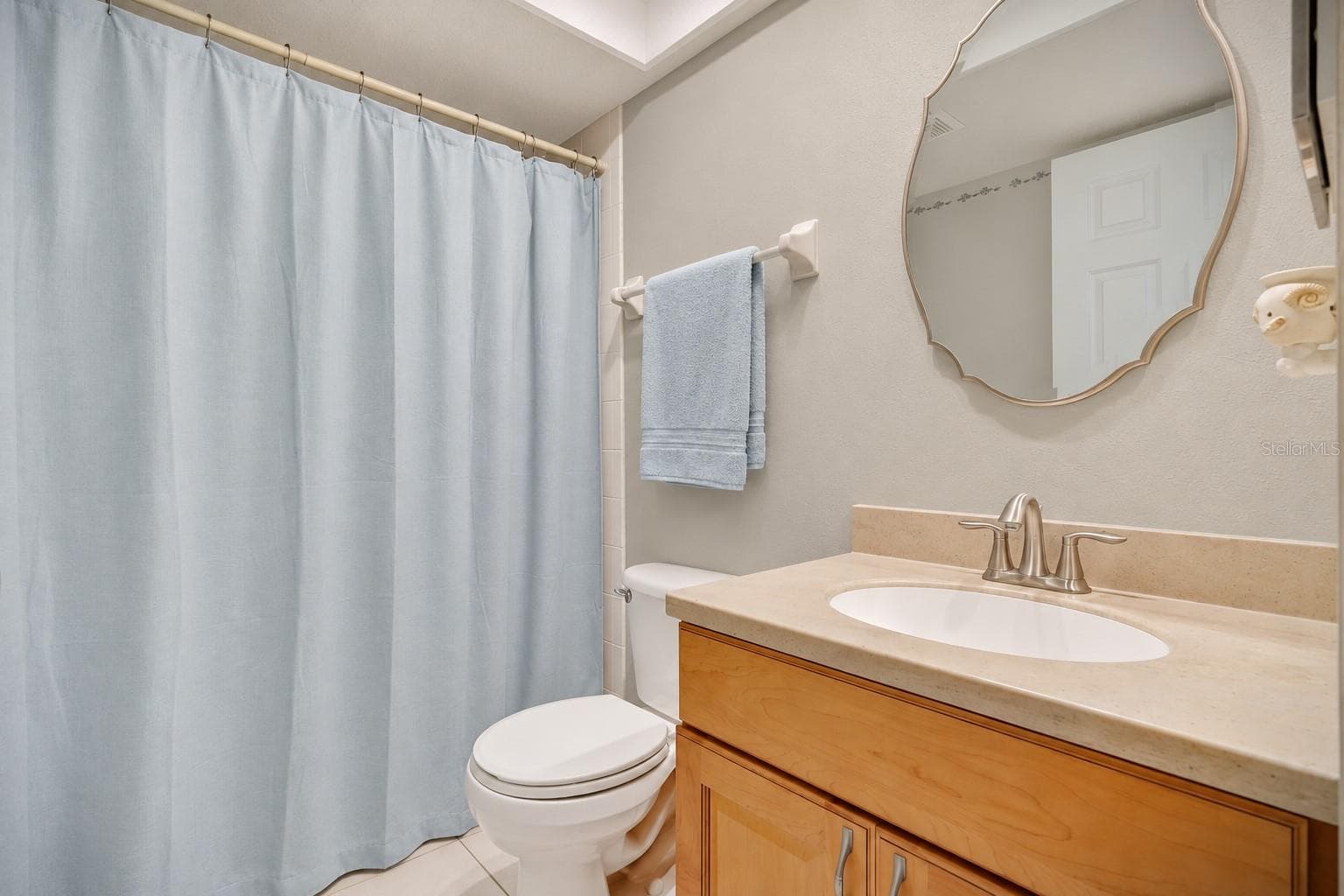 Guest bath with refreshed neutral finishes - 14879 SEMINOLE TRL, SEMINOLE