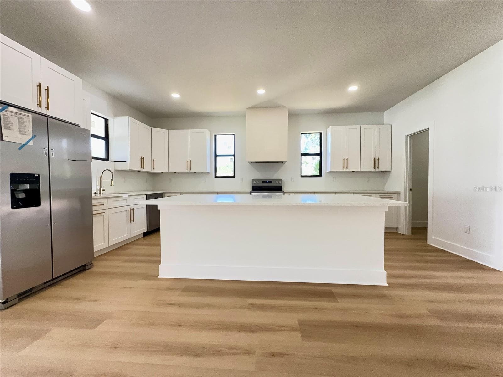 Single Family Residence at 707 W COUNTRY CLUB DR, TAMPA, photo 8 of 35