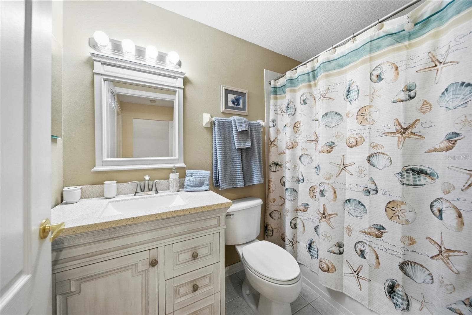 Full guest bathroom - 5320 HYLAND HILLS AVE #2222, SARASOTA