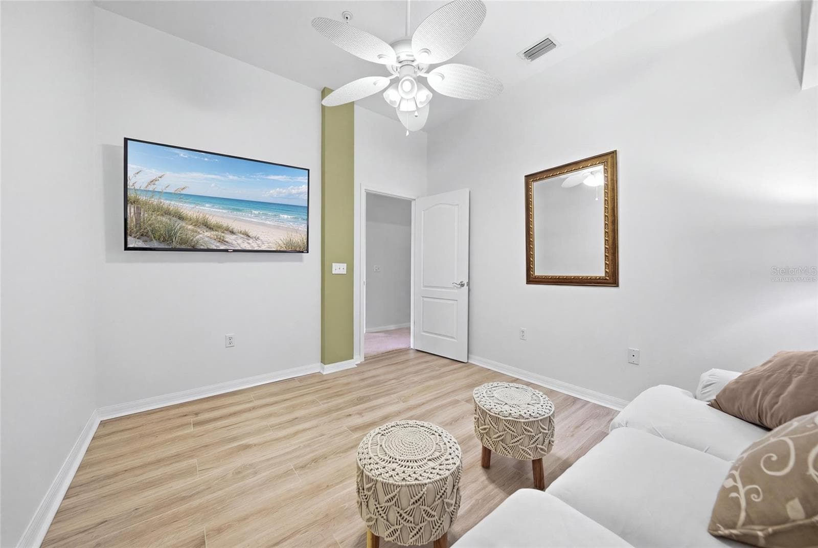Virtually Staged with TV Den/Bonus Room - 5320 HYLAND HILLS AVE #2222, SARASOTA