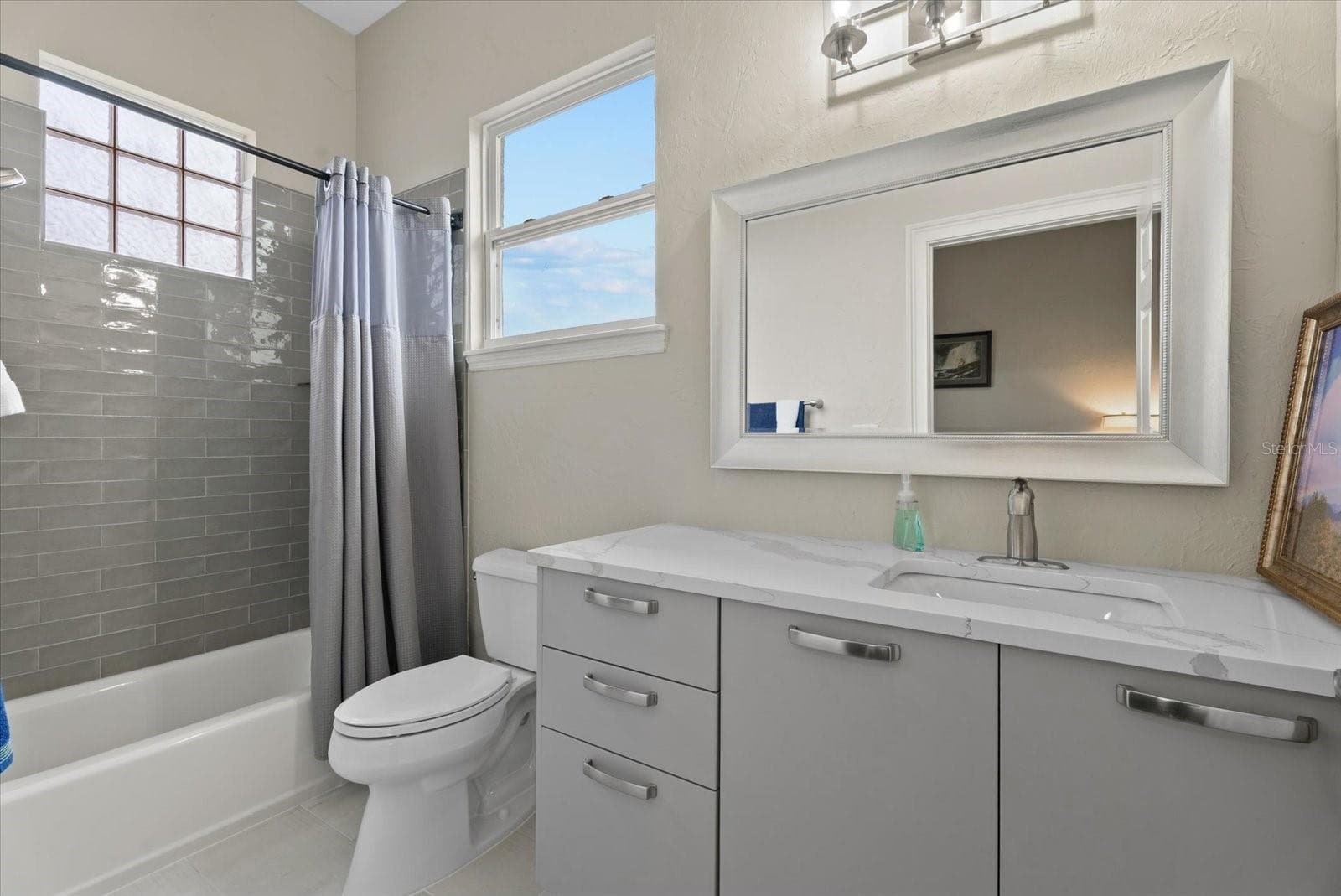 The ensuite bathroom off bedroom five upstairs - 520 RYE RD NE, BRADENTON