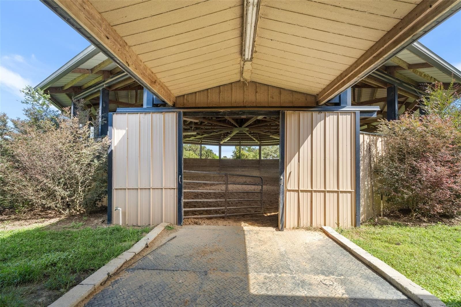 Covered 60' Round pen - 4615 NW 110TH AVE, OCALA