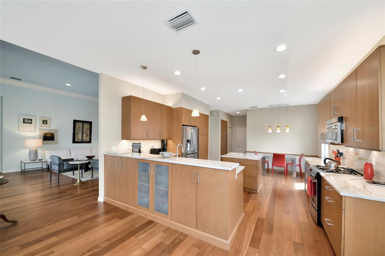 Pass through bar w/ pendant lights and extra storage cabinets. - 6256 DONNINGTON CT, SARASOTA