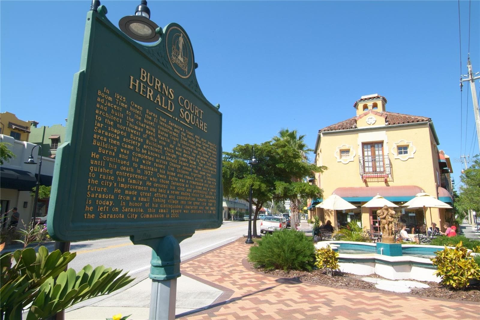 Arts alive at downtown's Burns court - 6256 DONNINGTON CT, SARASOTA