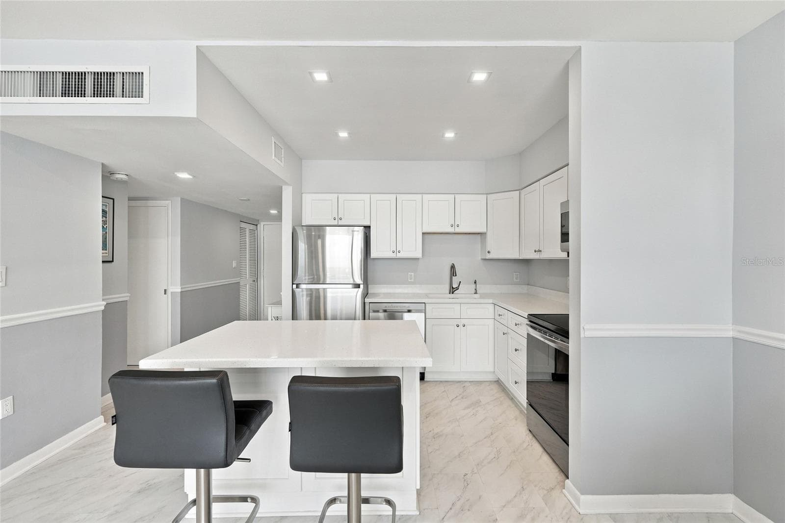 Kitchen island - 707 S GULFSTREAM AVE #1006, SARASOTA