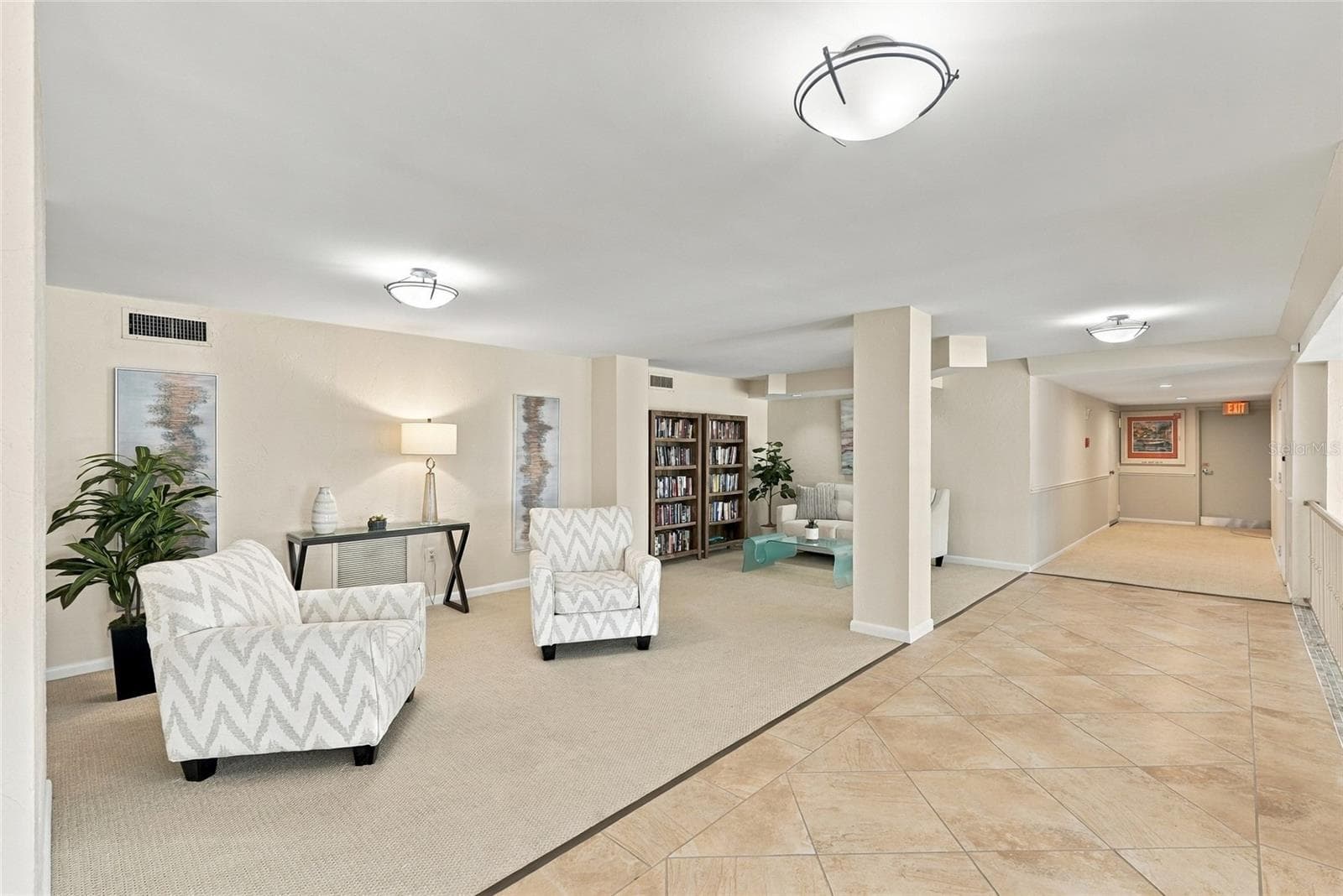 Lobby library - 707 S GULFSTREAM AVE #1006, SARASOTA