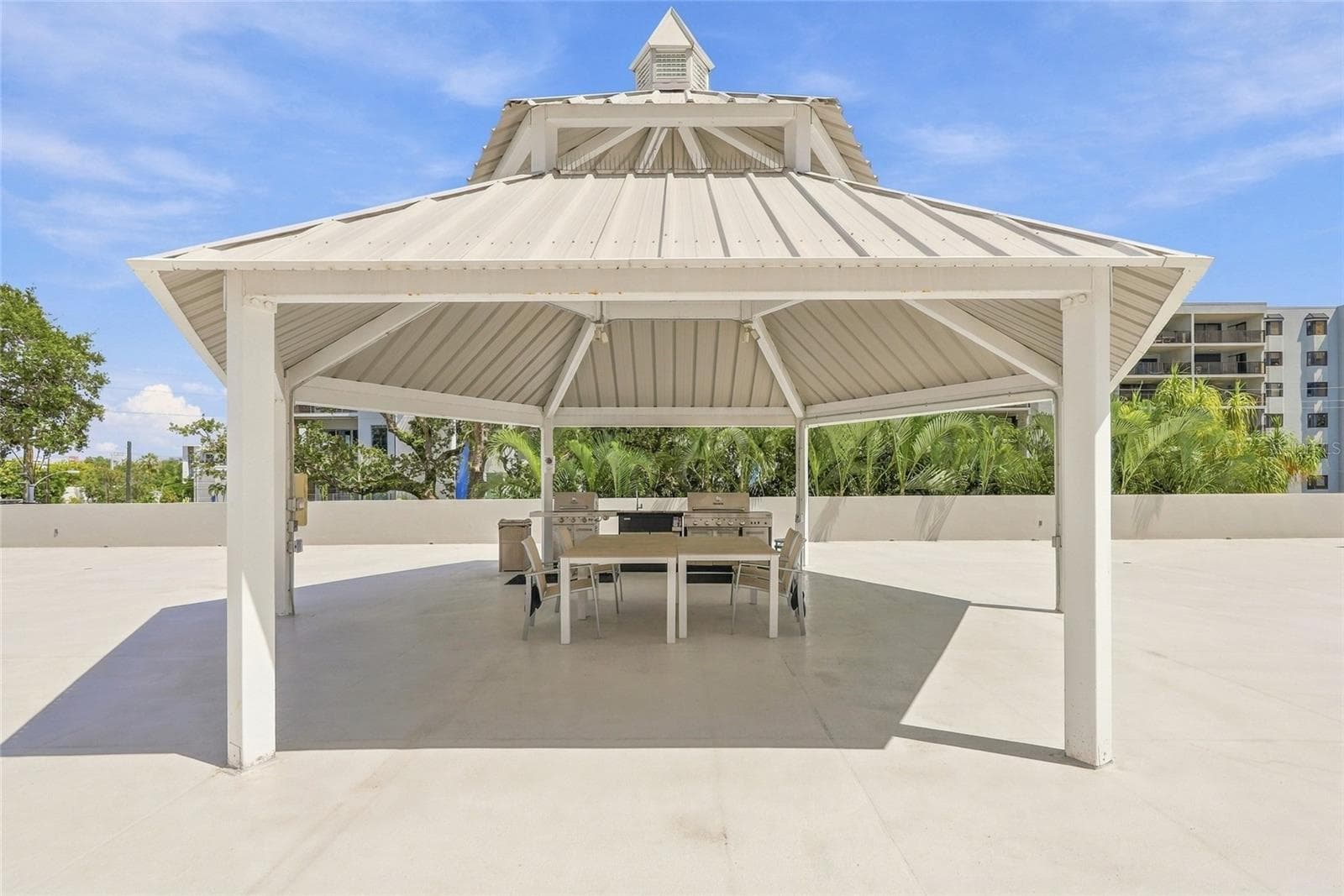 Gazebo with Outdoor Kitchen - 707 S GULFSTREAM AVE #1006, SARASOTA