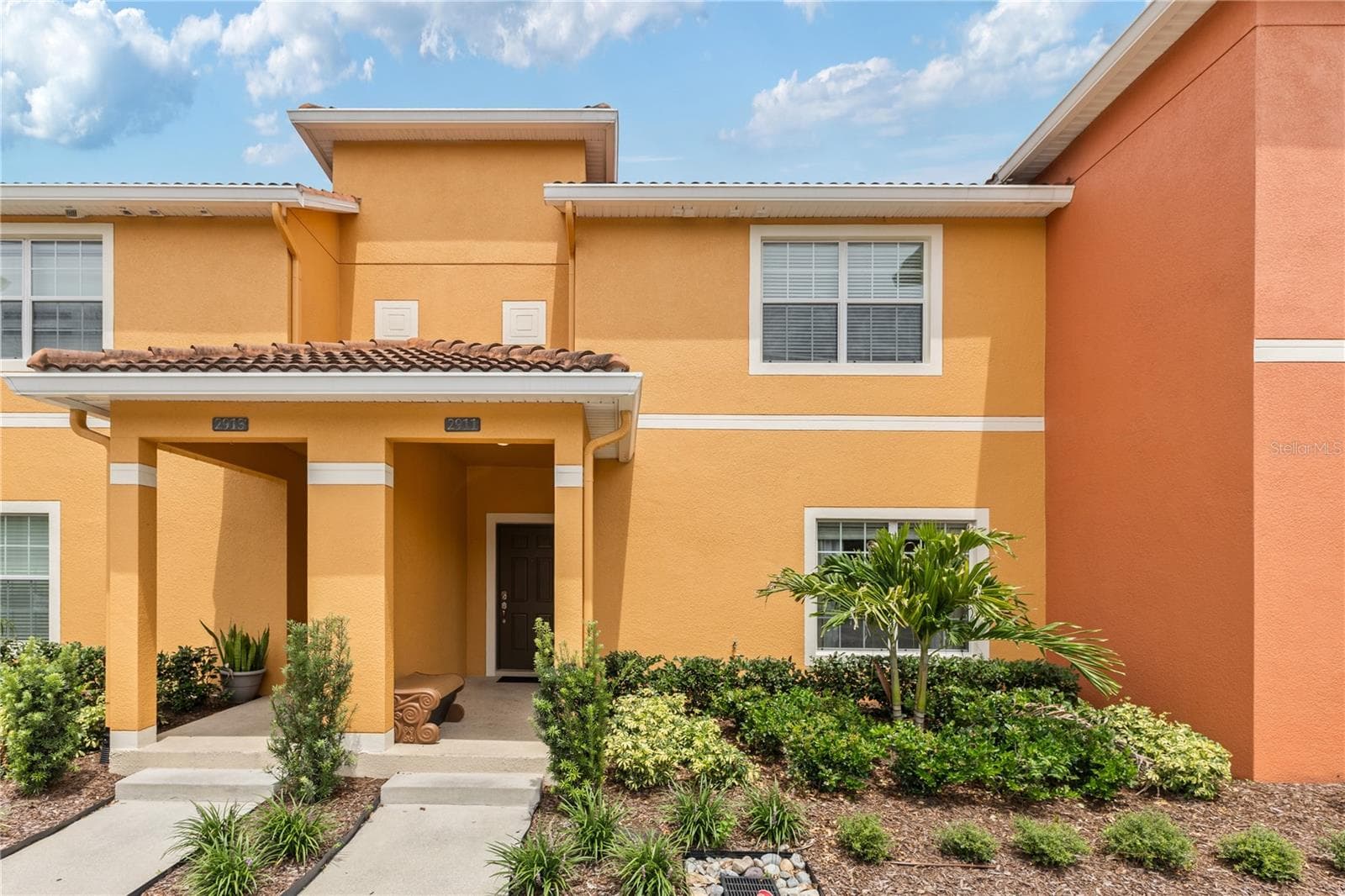2911 BANANA PALM DR
