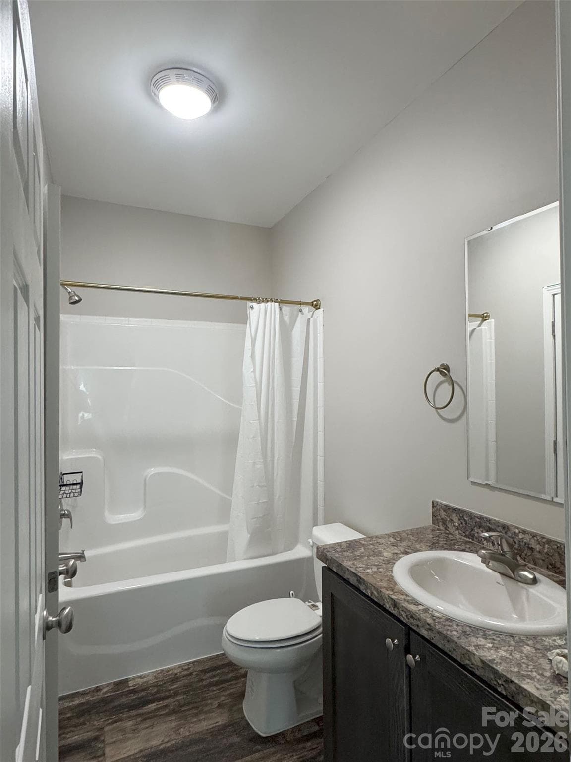 common bathroom located between the secondary bedrooms - 323 Martin Street, Shelby