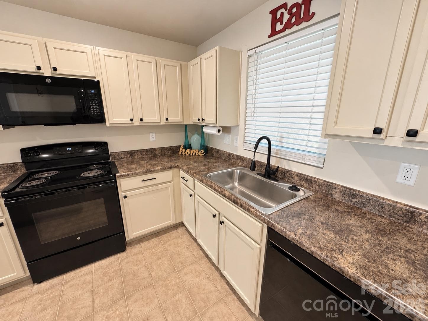 Kitchen appliances - 5356 Austin Knoll Court, Charlotte