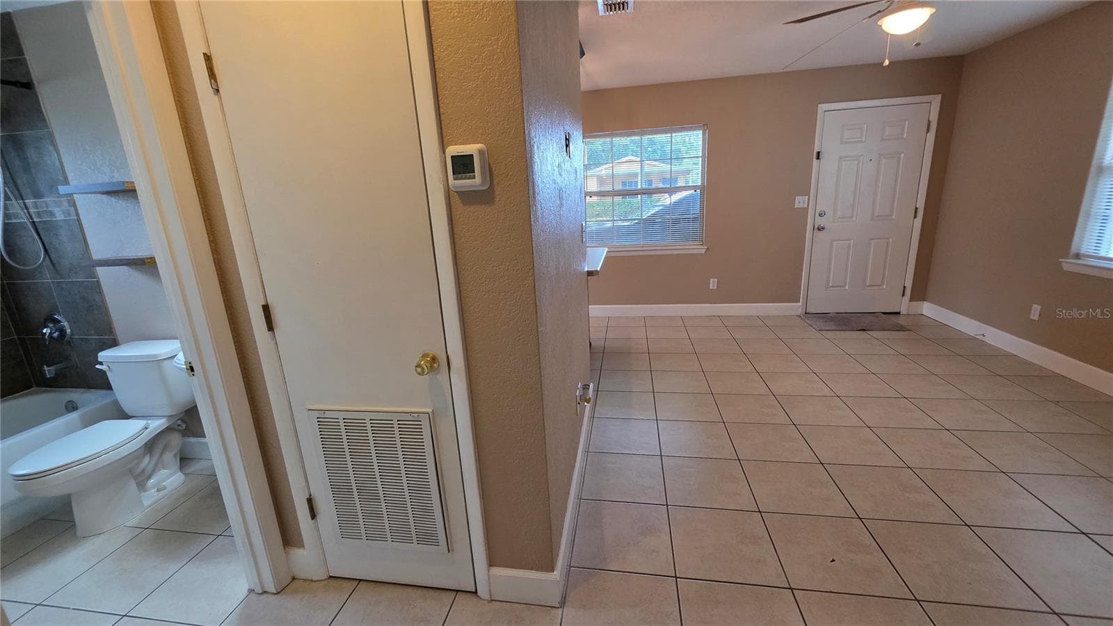 Living Room to Bathroom - 3118 S BUMBY AVE AVE #B5, ORLANDO