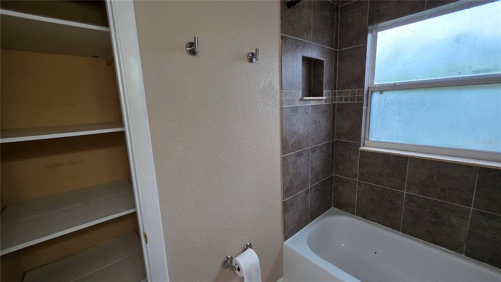 Linen Closet in Bathroom - 3118 S BUMBY AVE AVE #B5, ORLANDO