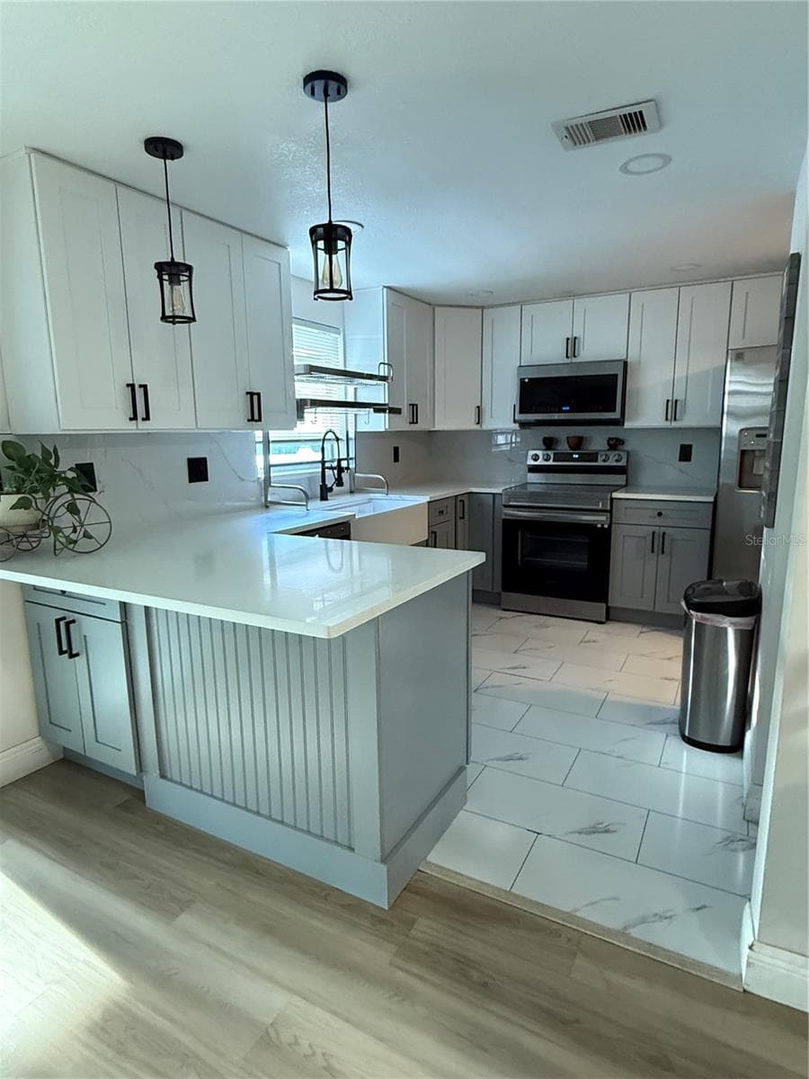 Single Family Residence at 12418 QUEENSLAND LN, TAMPA, photo 2 of 26