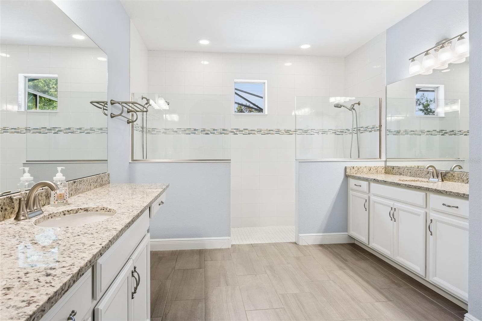 Primary Bath with Double Cabinets and Sinks - 10048 BEACH PORT DR, WINTER GARDEN