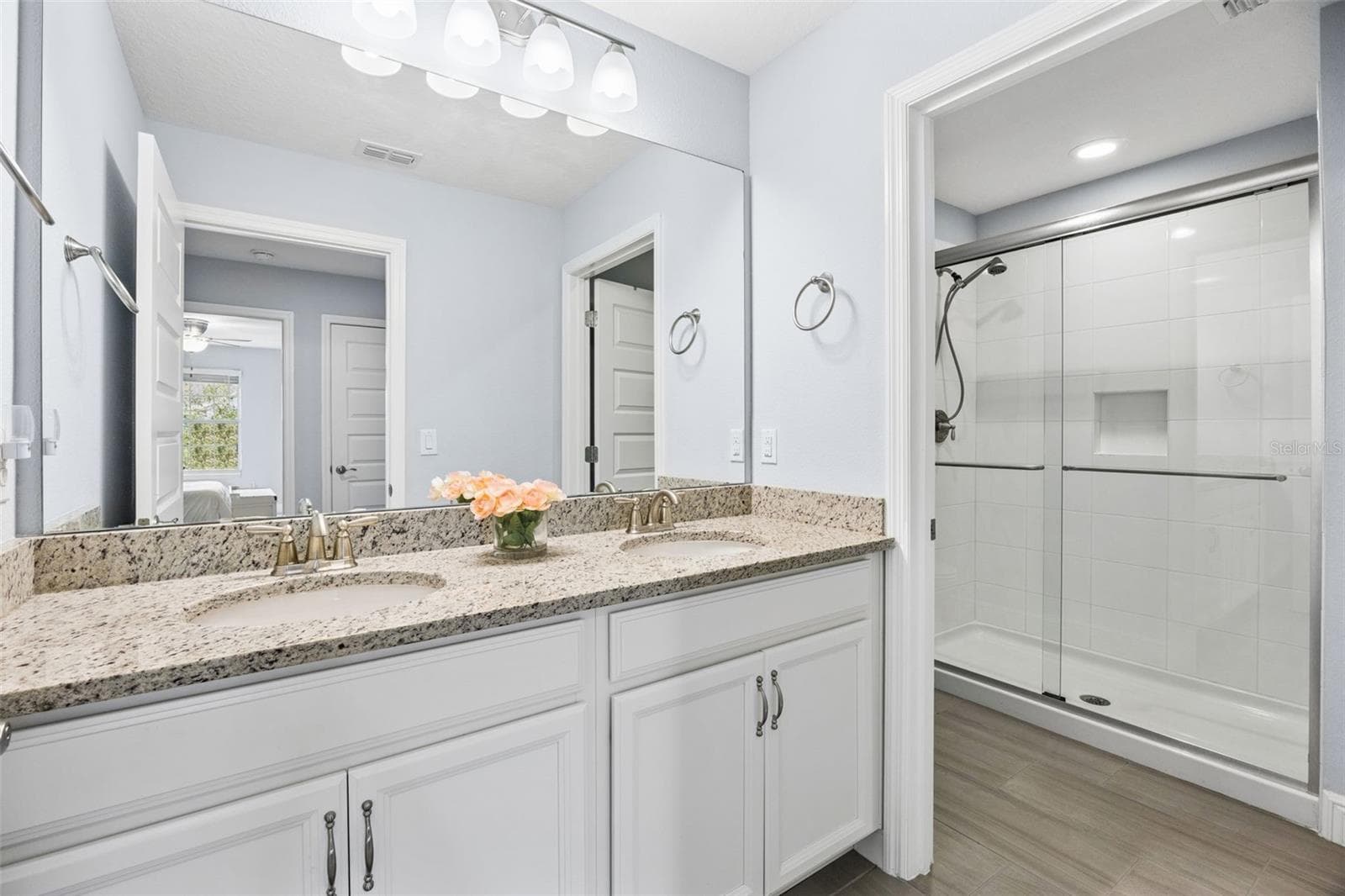 Full Bath Privacy Door and tup upgraded to Shower - 10048 BEACH PORT DR, WINTER GARDEN