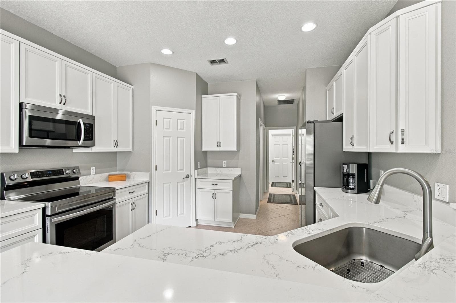 QUARTZ COUNTERS - 124 VENTANA DR, POINCIANA