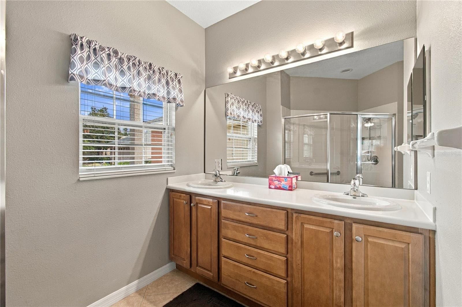 DUAL SINKS - 124 VENTANA DR, POINCIANA