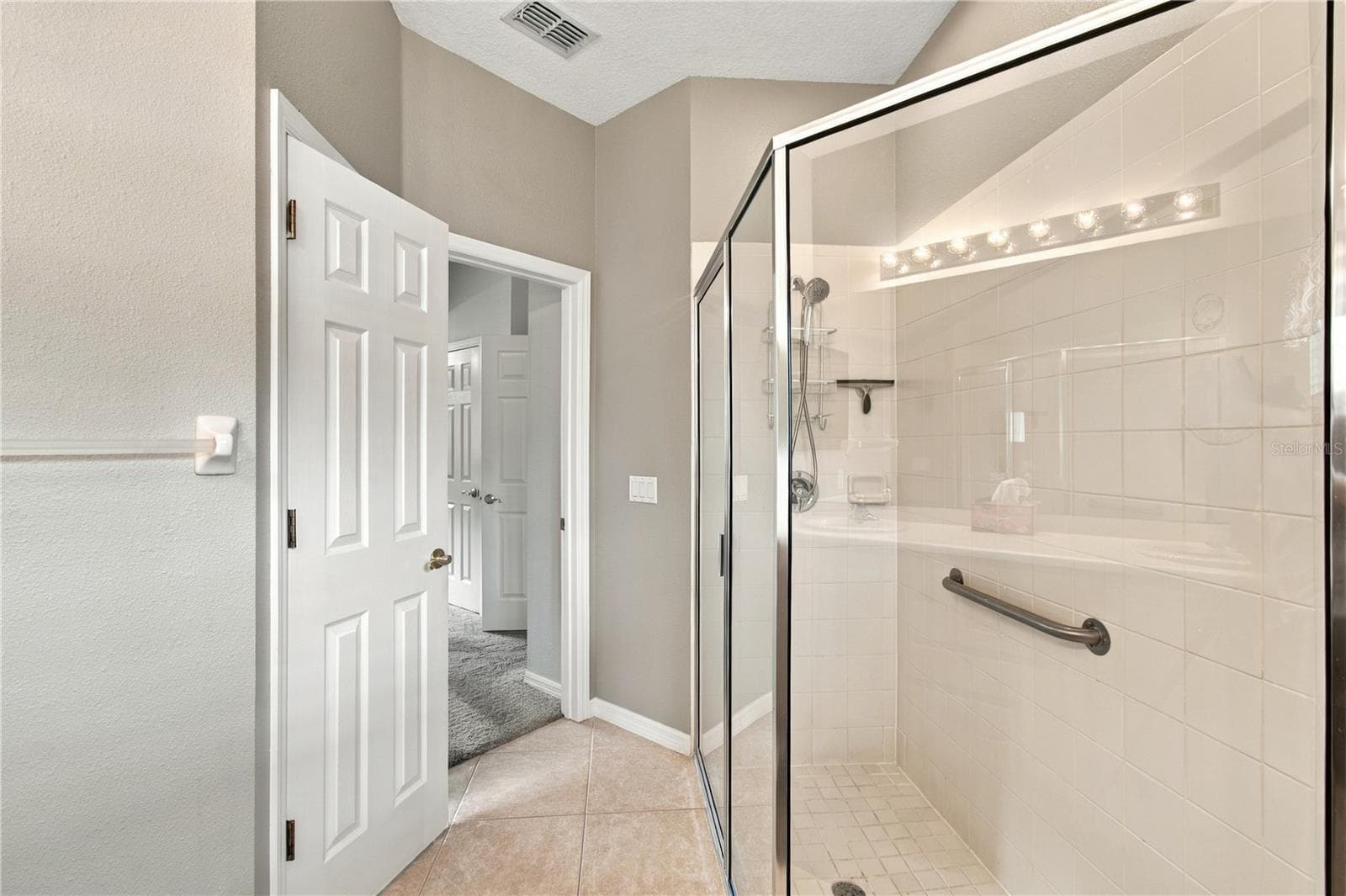 WALK-IN SHOWER - 124 VENTANA DR, POINCIANA