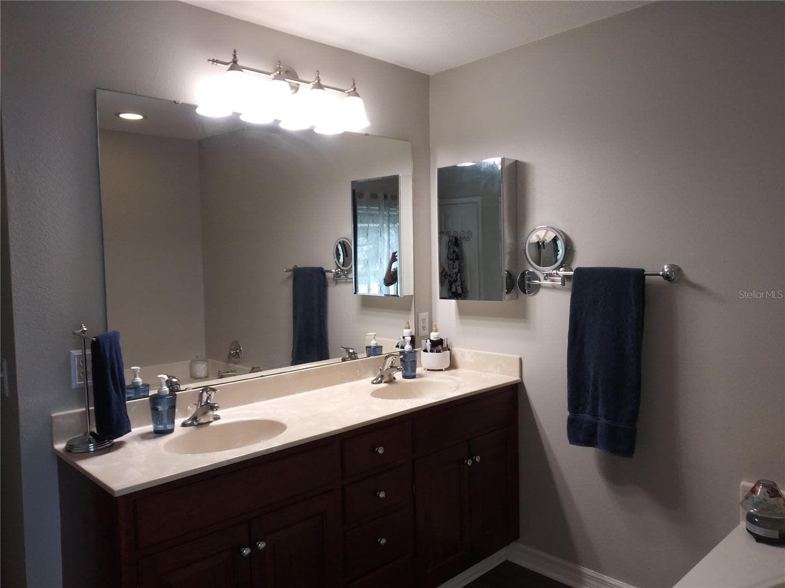 Master Bathroom with Dual Sinks - 625 RED PEPPER LOOP, CHULUOTA