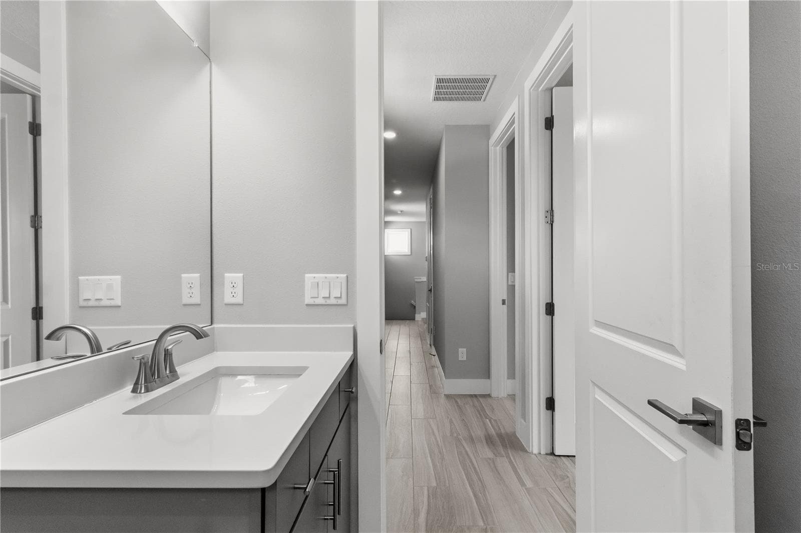 Full bathroom upstairs - 10782 TORCHWOOD SEA WAY, SAN ANTONIO
