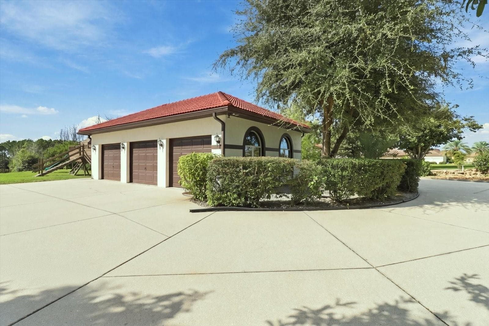 3-Car Oversized Garage - 546 W FENWAY DR, HERNANDO
