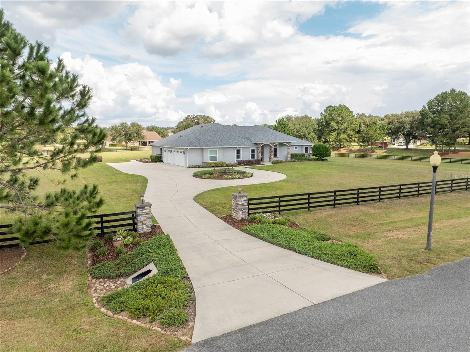Driveway of home - 10640 NE 27TH ST, OXFORD