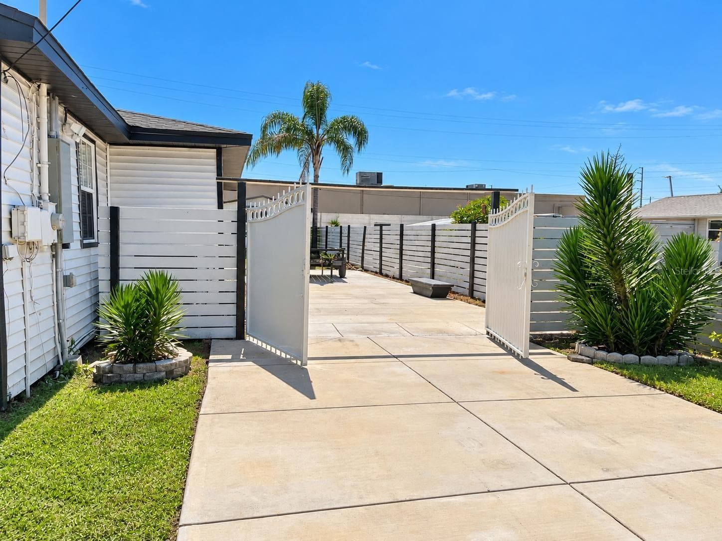 Single Family Residence at 8512 SUNBEAM LN, TAMPA, photo 4 of 54