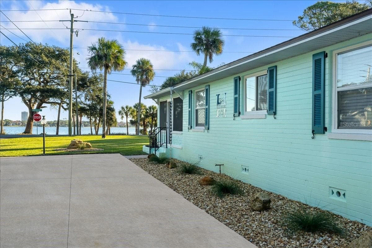 1146 RIVERSIDE DR