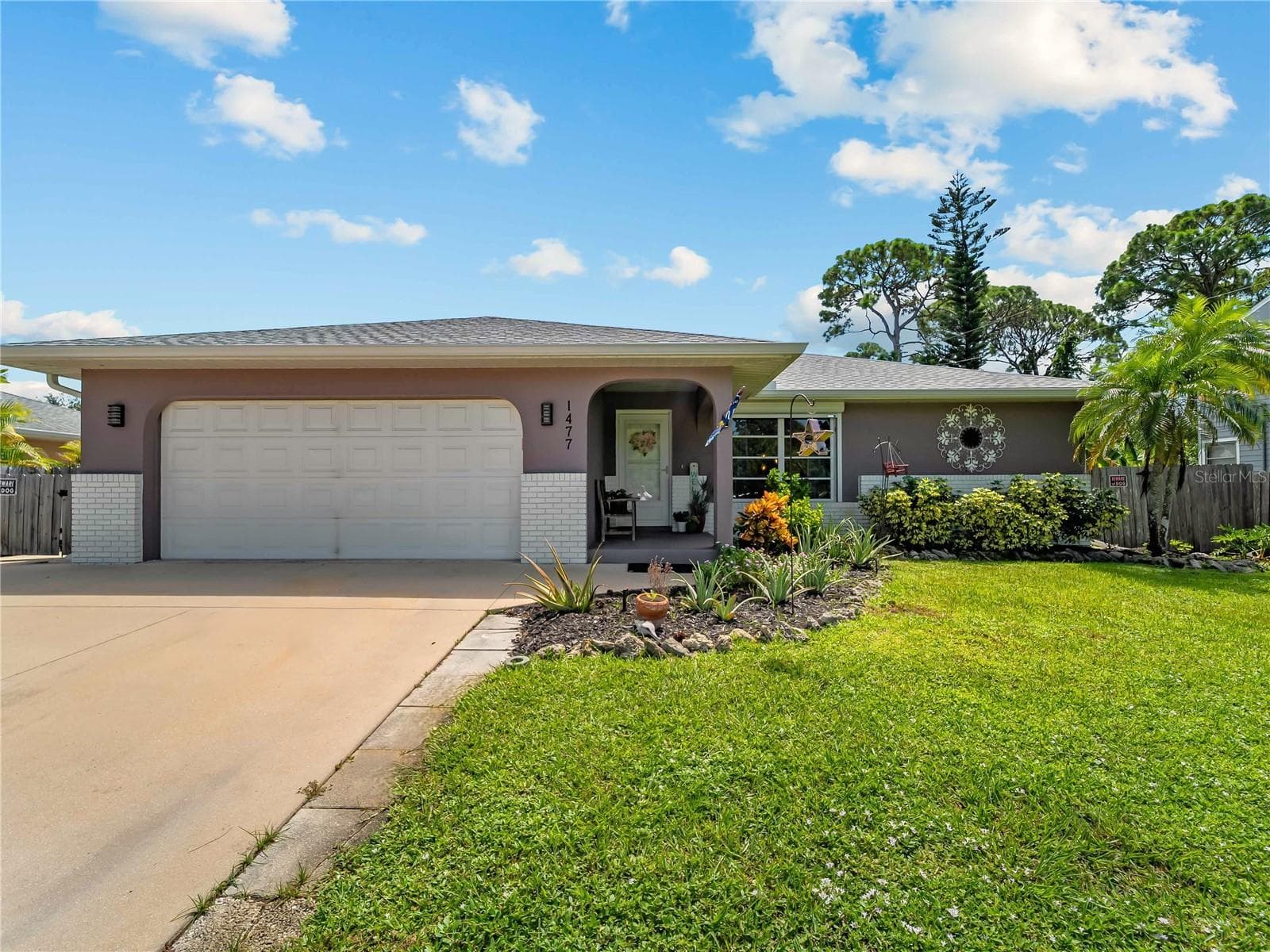 Great curb appeal - 1477 HUDSON RD, VENICE