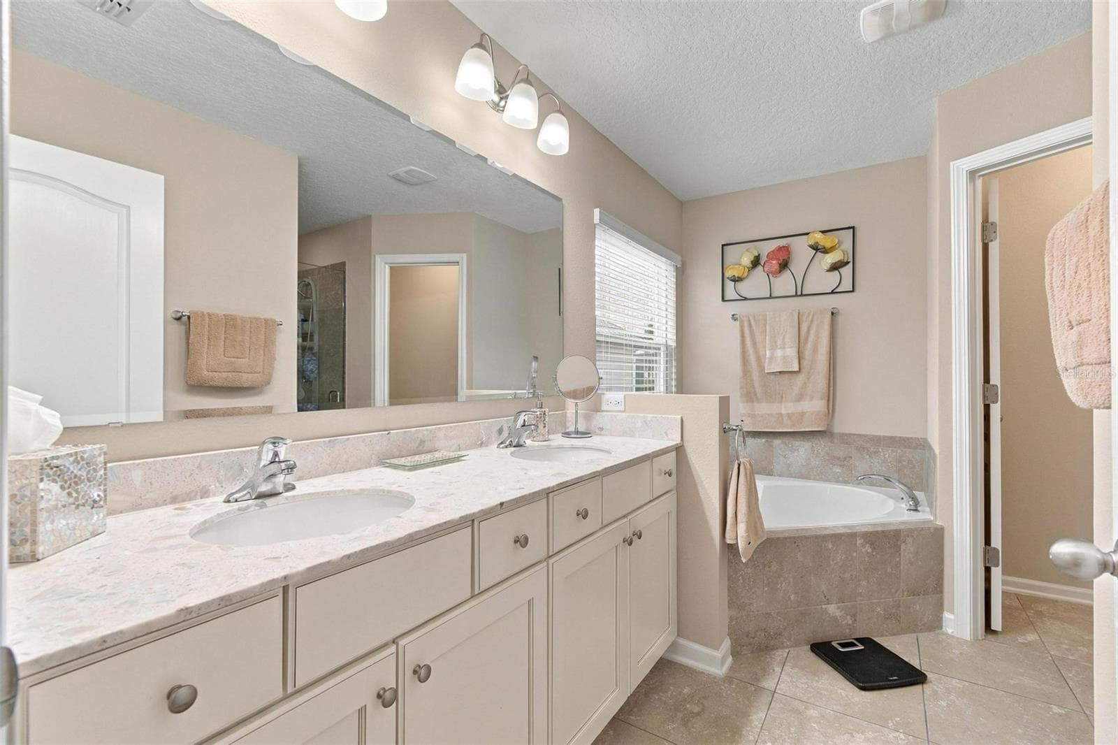 Primary bedroom 1 ensuite bath - 8 COUNTRY CLUB HARBOR CIR, PALM COAST