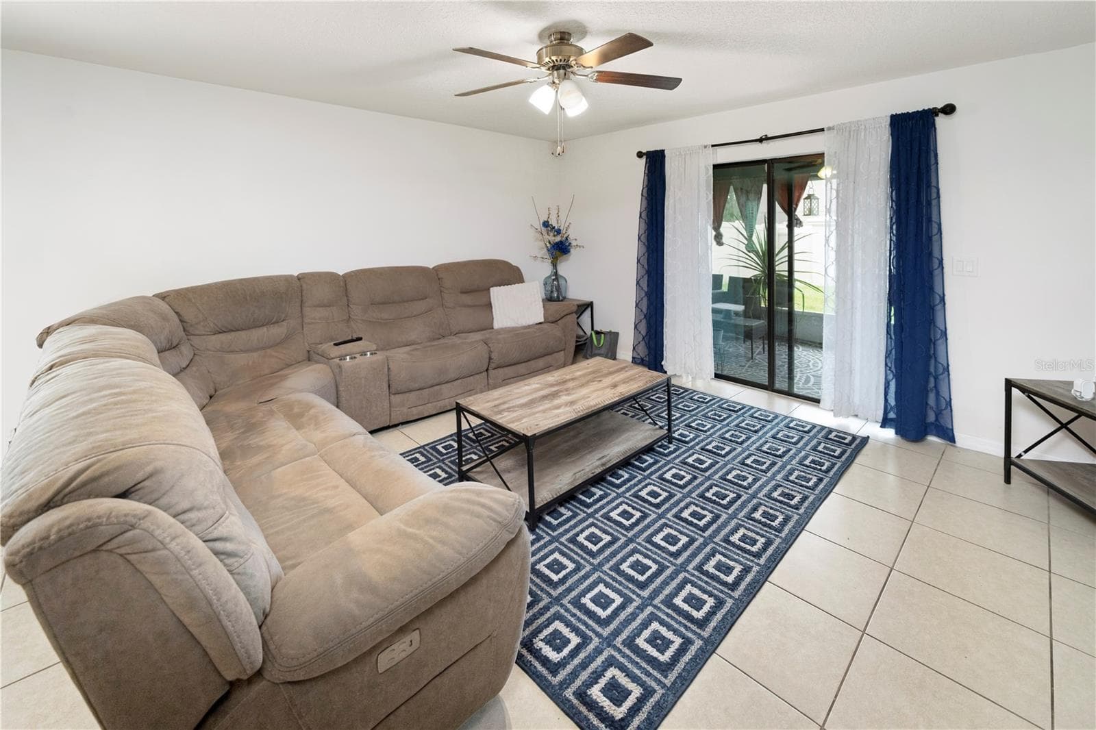 Screened patio and yard off of Living Area - 1007 CULBREATH GREEN CT, RUSKIN