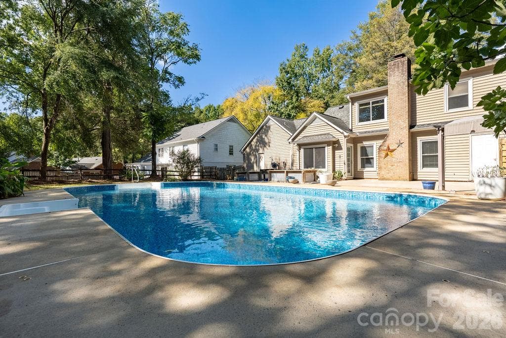 Single Family Residence at 9423 Whitethorn Drive, Charlotte, photo 7 of 46