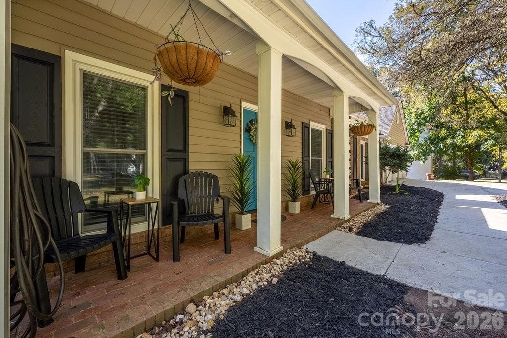 Single Family Residence at 9423 Whitethorn Drive, Charlotte, photo 11 of 46