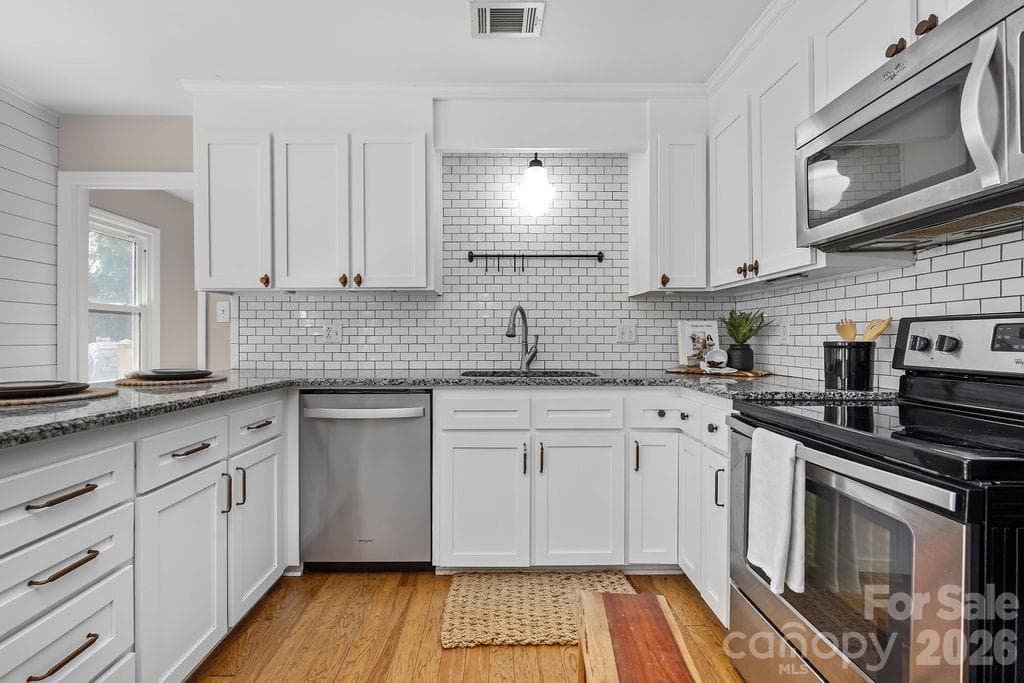 Single Family Residence at 9423 Whitethorn Drive, Charlotte, photo 24 of 46