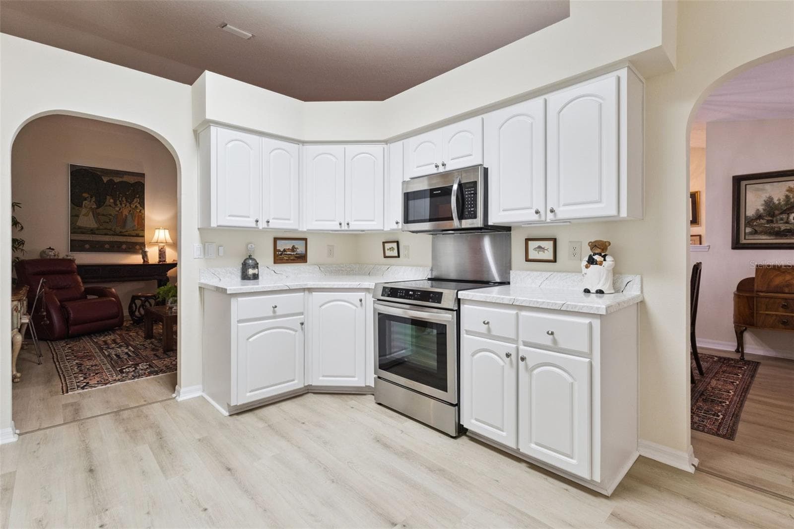KITCHEN OPENS TO LIVING ROOM & DINING AREA - 21736 PRINCESS GRACE CT, LEESBURG