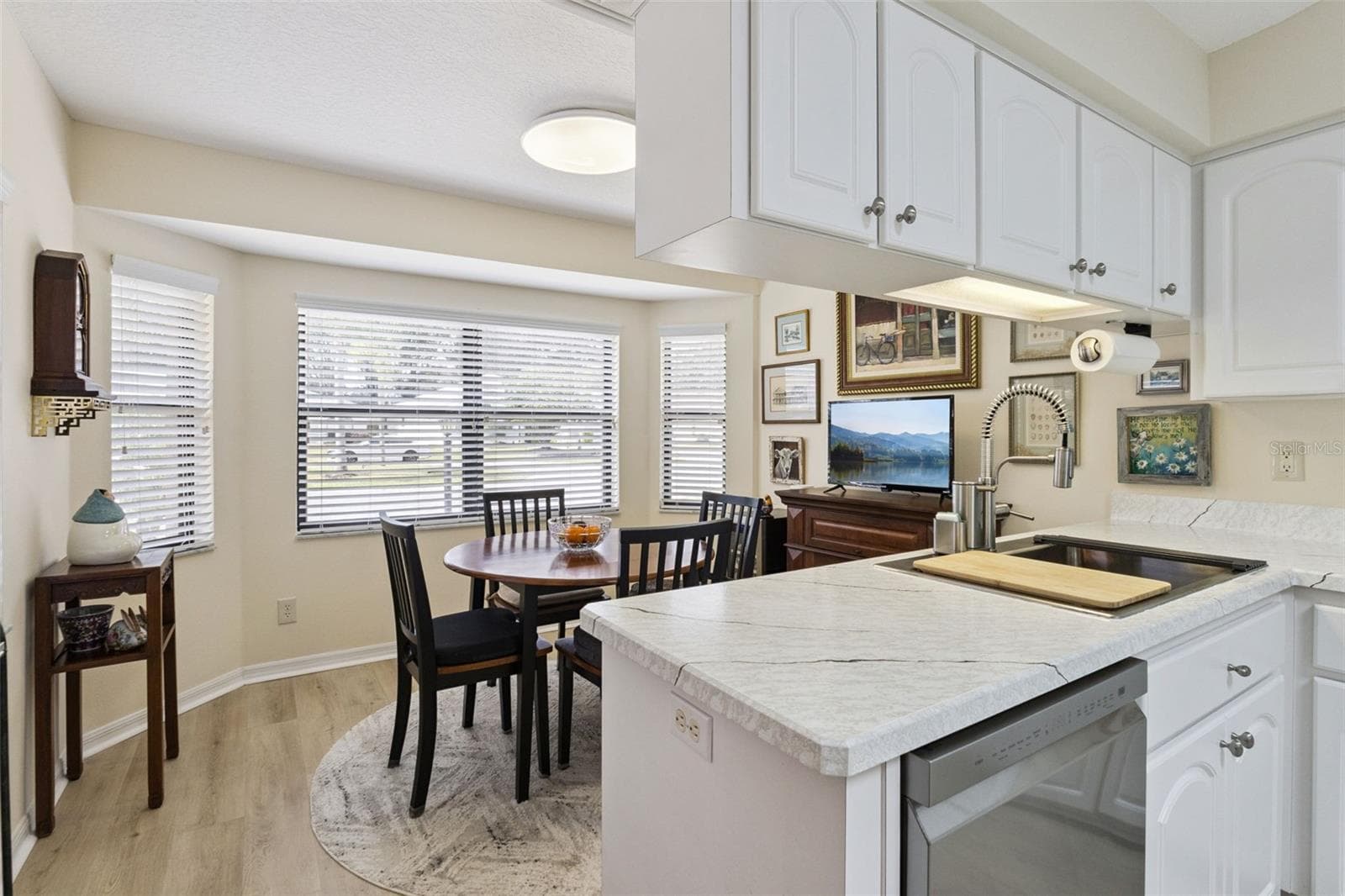 KITCHEN has an EAT-IN space with a lovely bay of windows. - 21736 PRINCESS GRACE CT, LEESBURG