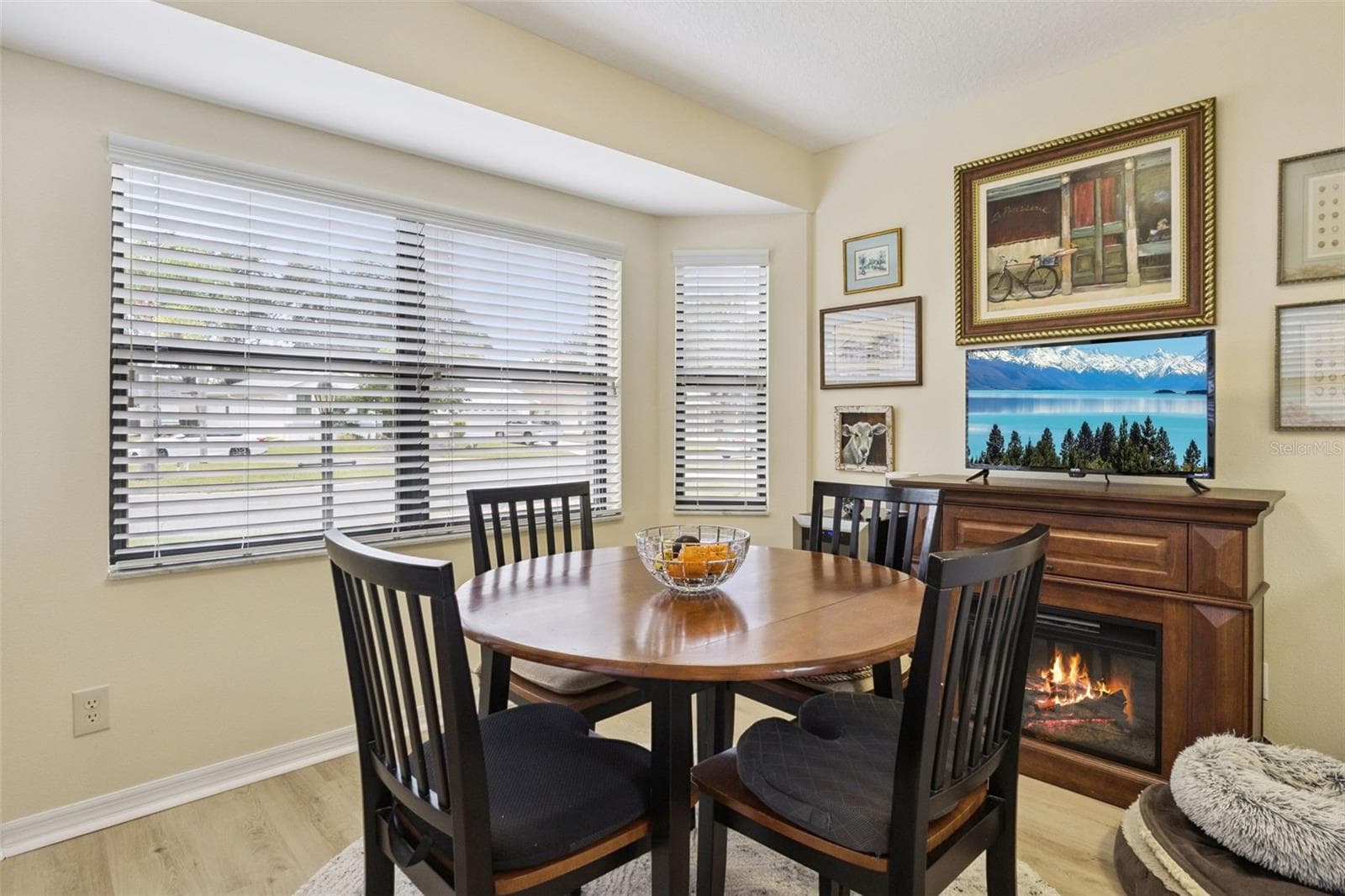 KITCHEN EAT-IN SPACE - 21736 PRINCESS GRACE CT, LEESBURG