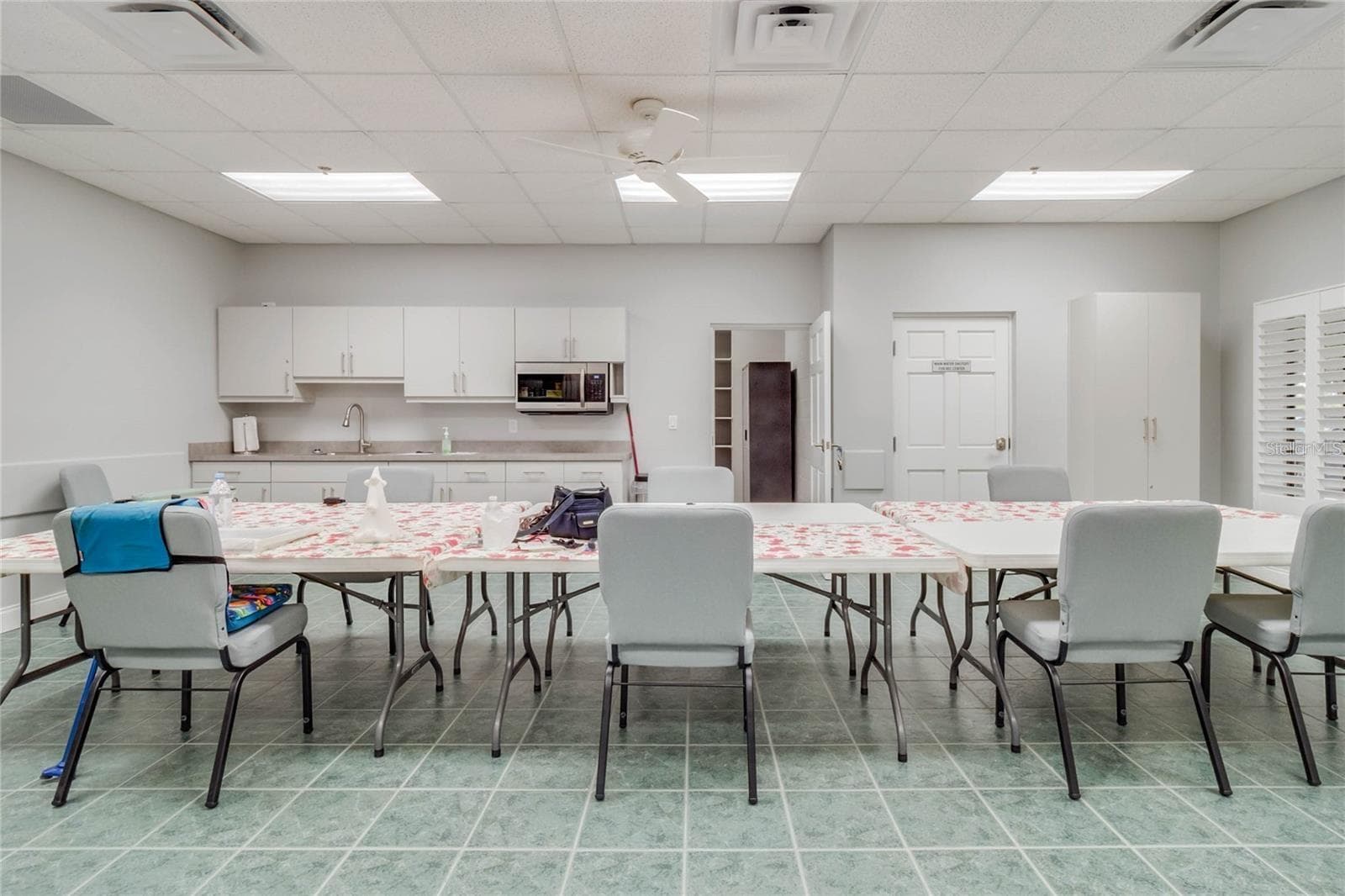 The ARTS & CRAFTS ROOM provides a place to express creativity and is equipped with two kilns (clay & glass) as well as lots of storage for supplies & projects. - 21736 PRINCESS GRACE CT, LEESBURG