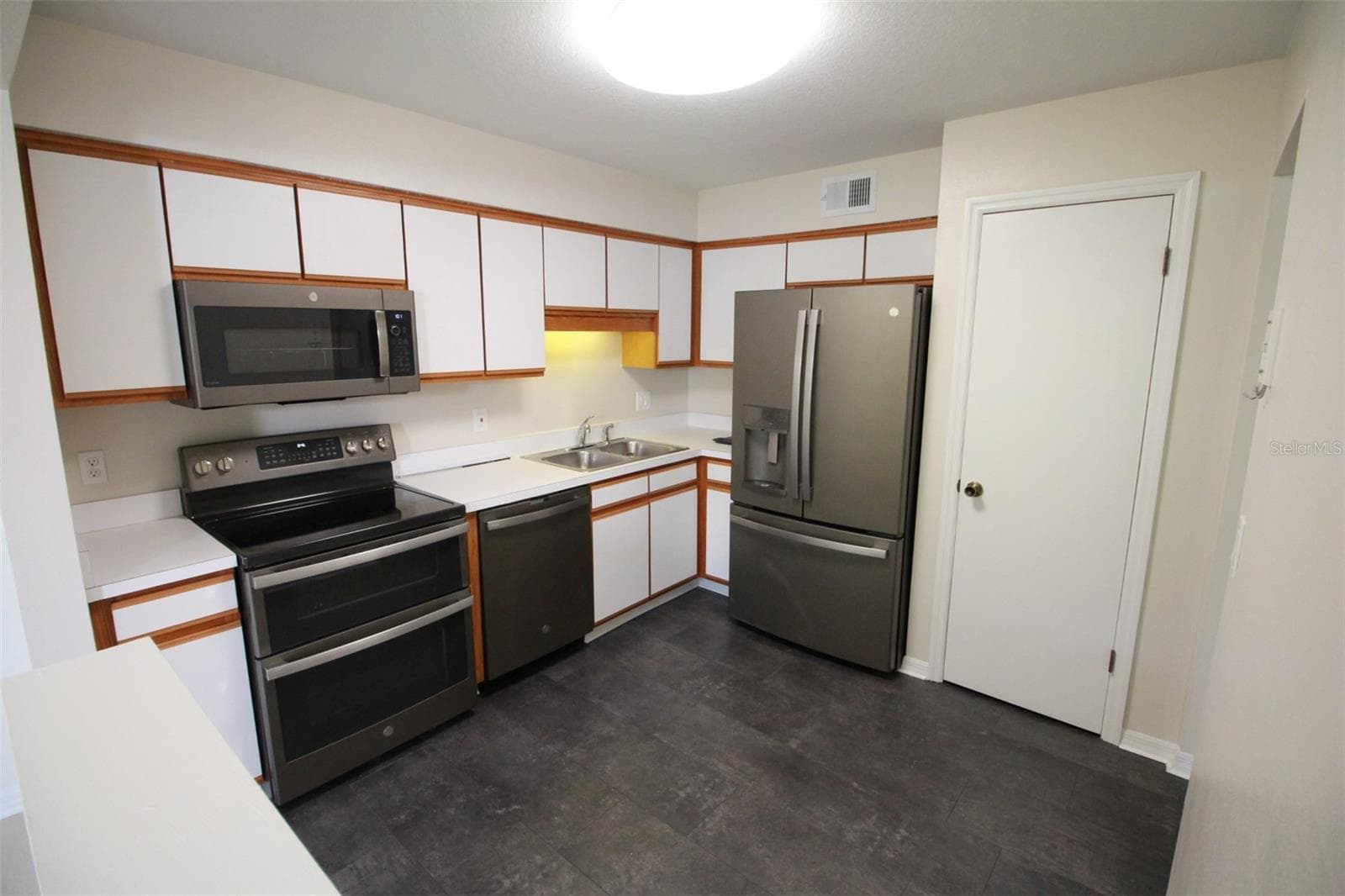 Condominium at 5301 WHITE CLIFF LN #1002, ORLANDO, photo 7 of 23