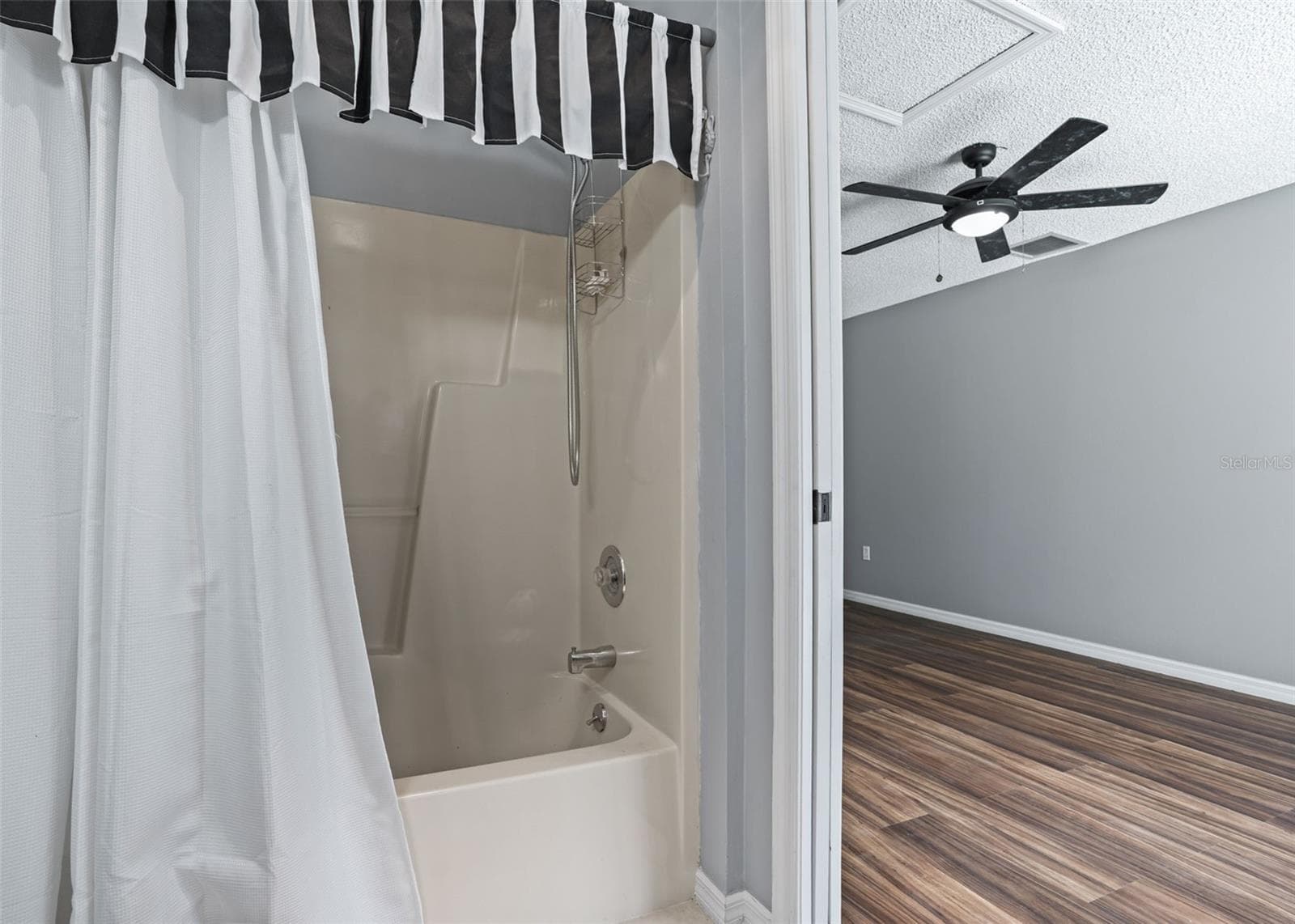 Tub & Shower Combination - 17832 SE 115TH CT, SUMMERFIELD