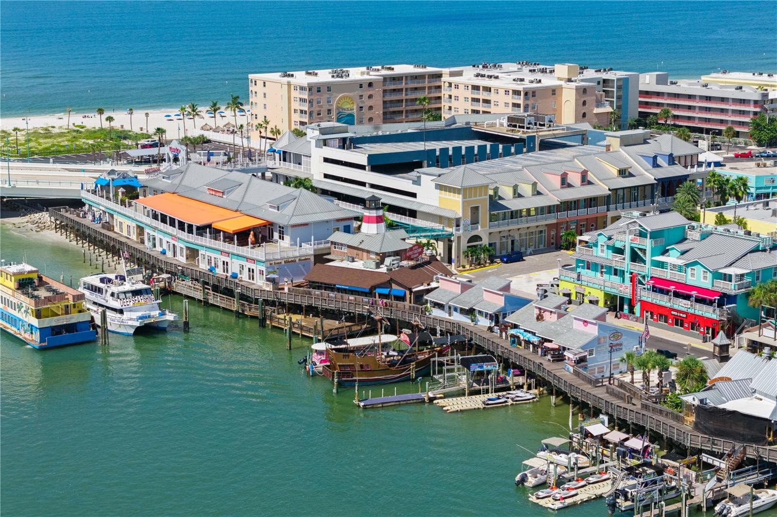 only minutes to John's Pass Villiage for shopping, dining, parasailing, fishing tours and more! - 835 BAY POINT DR, MADEIRA BEACH