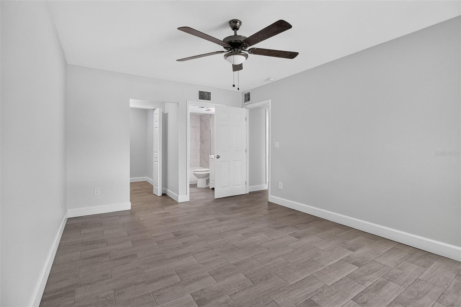 Primary bedroom ensuite - 876 116TH AVE N #103, ST PETERSBURG