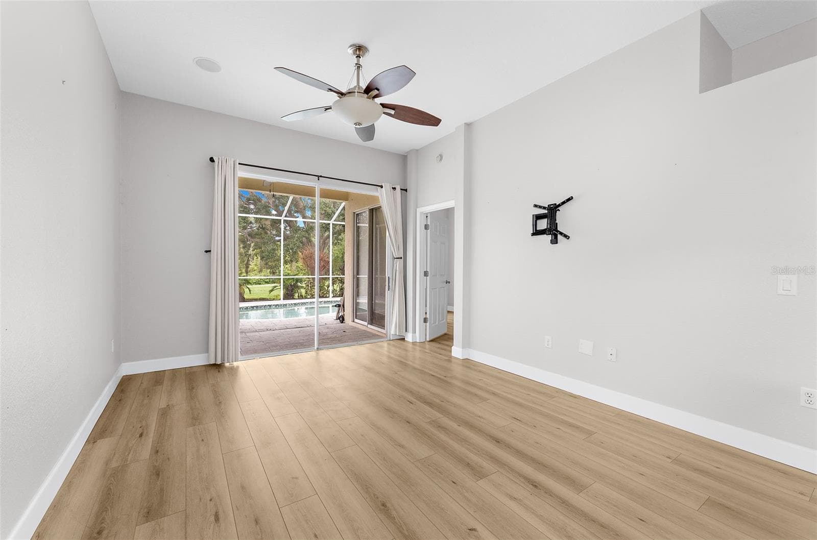 Single Family Residence at 6462 GOLDEN LEAF CT, LAKEWOOD RANCH, photo 16 of 35